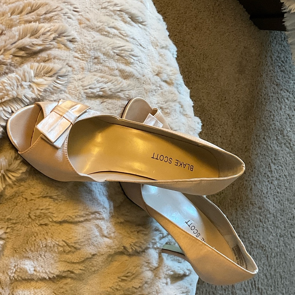 Blake Scott Women's Cream Bow Heels Size 6.5